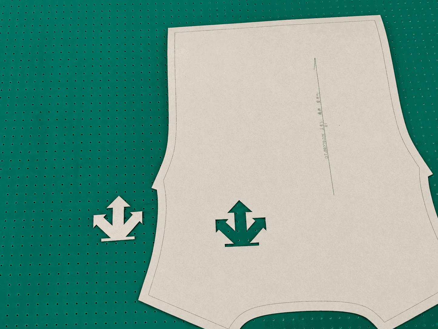 Flatbed Cutting Plotter: cut garment pattern on the perforated vacuum bed