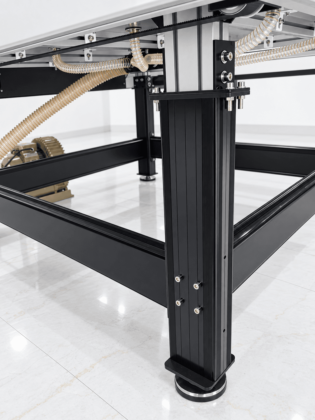 Flatbed Cutting Plotter: adjustable machine support frame and leveling foot