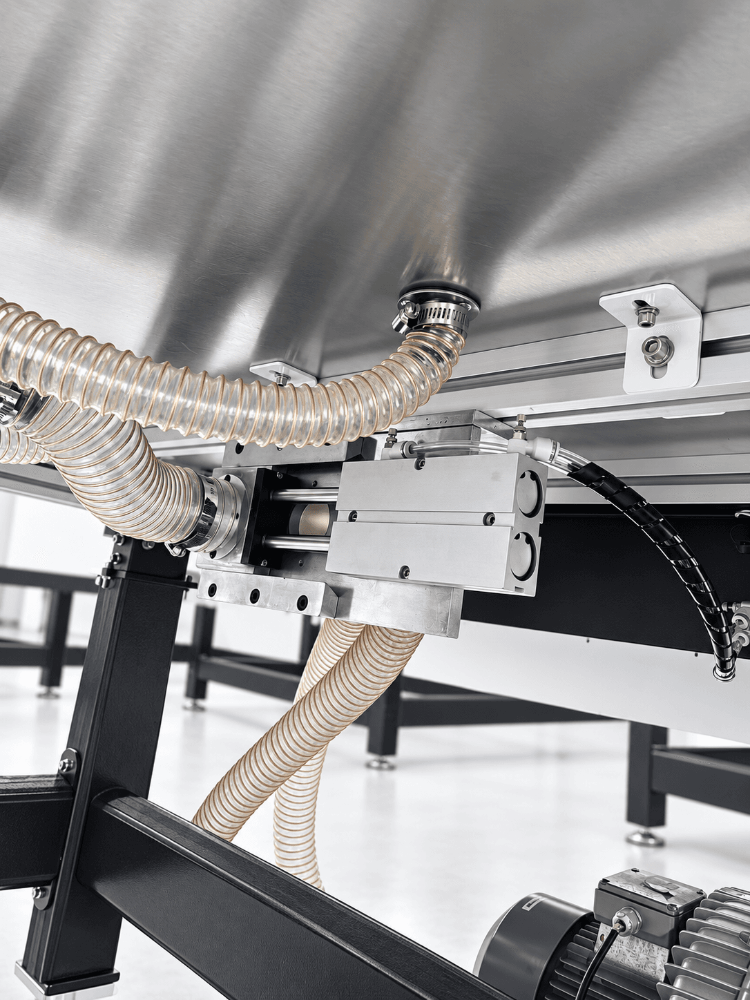 Flatbed Cutting Plotter: vacuum lift assembly beneath the cutting bed